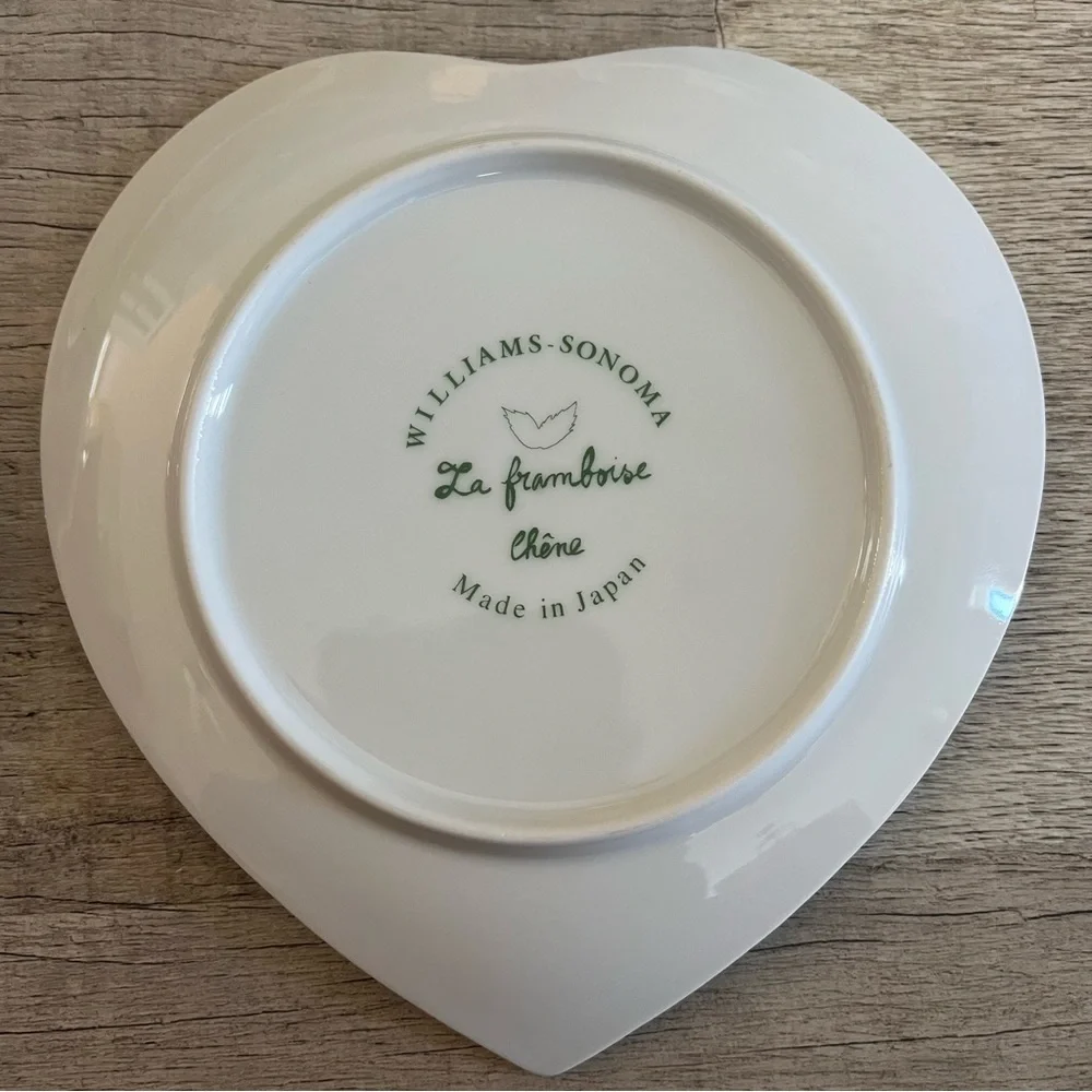 Williams-Sonoma La Fraise Chene Heart Shaped Fruit/Dessert Plate. Japan. 6.75